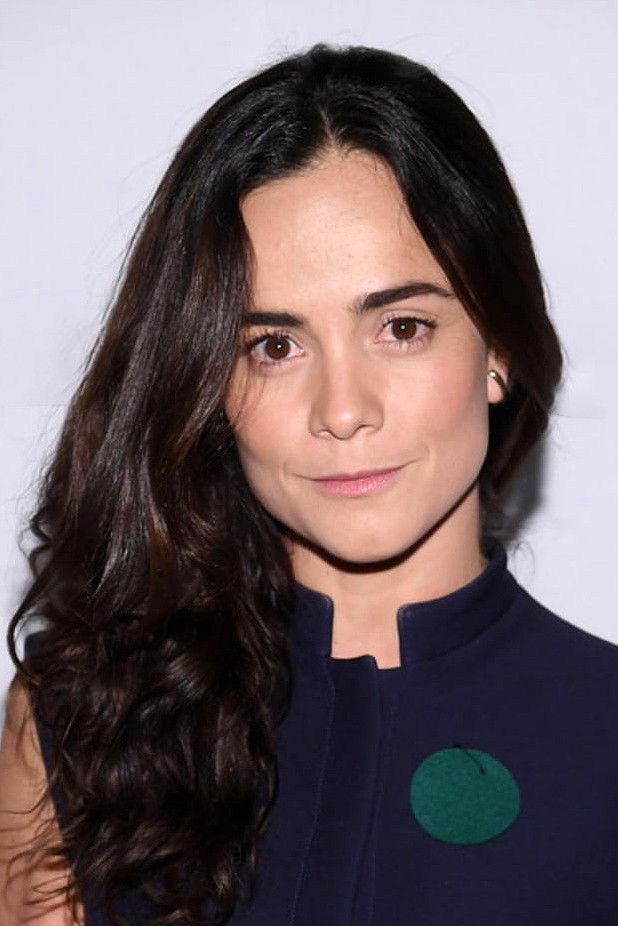 Alice Braga - headshot