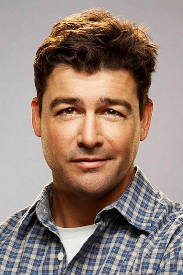 Kyle Chandler - headshot