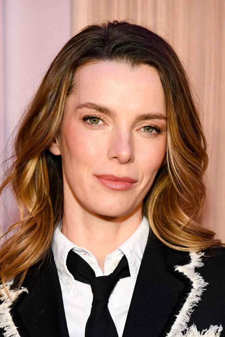 Betty Gilpin - headshot