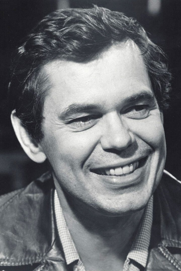 Leslie Carlson - headshot