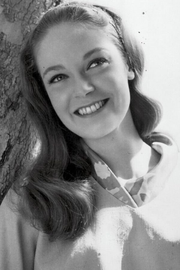 Elizabeth Hartman - headshot