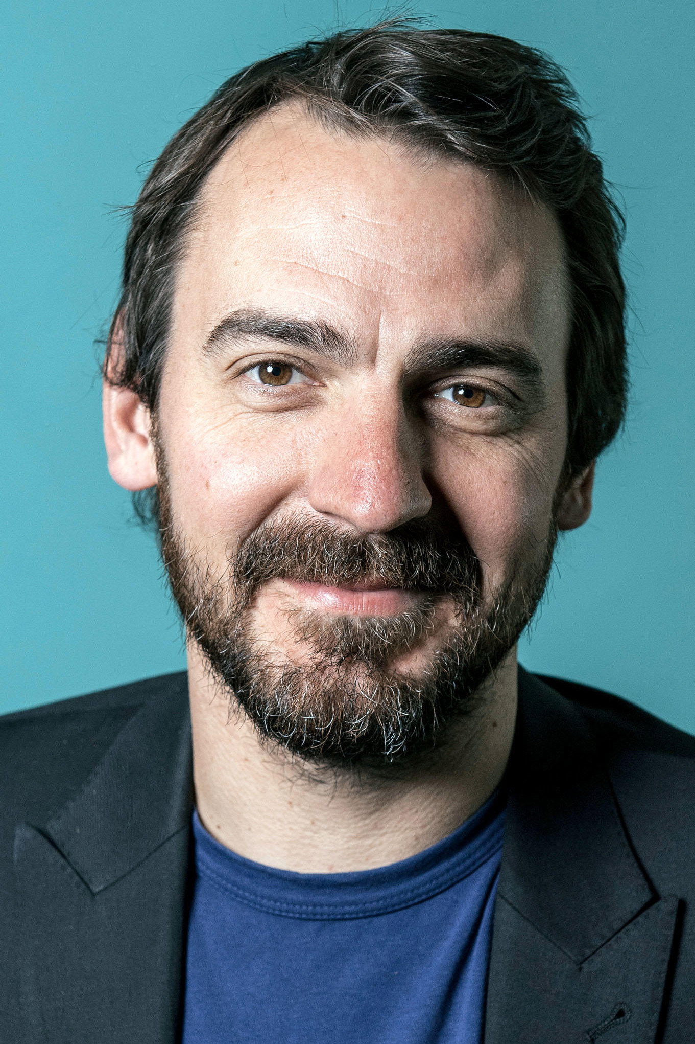 Ewen Leslie - headshot