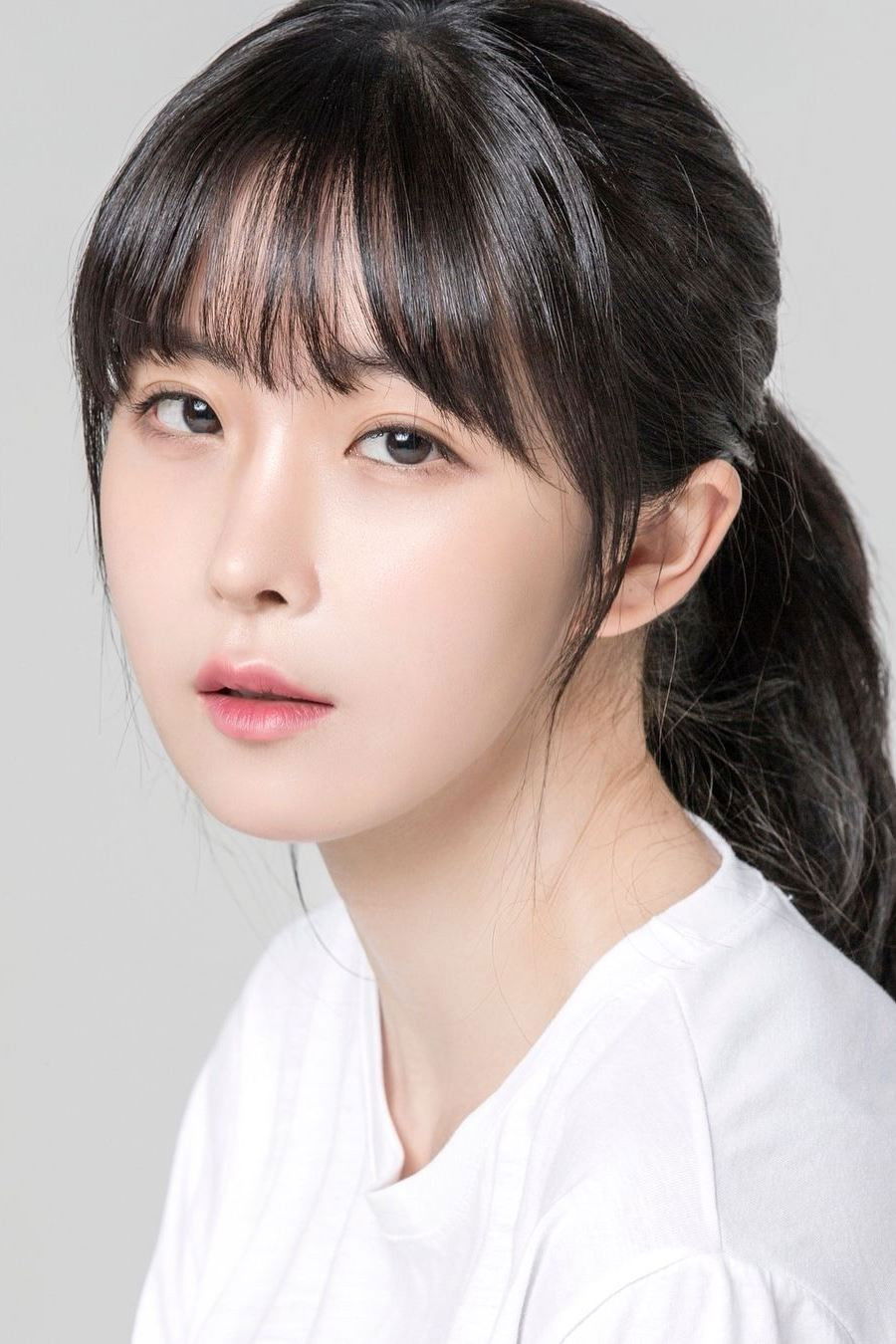 Cho Hyun-young - headshot