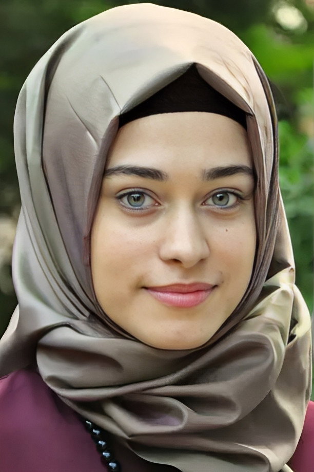Büşra Ayaydın - headshot